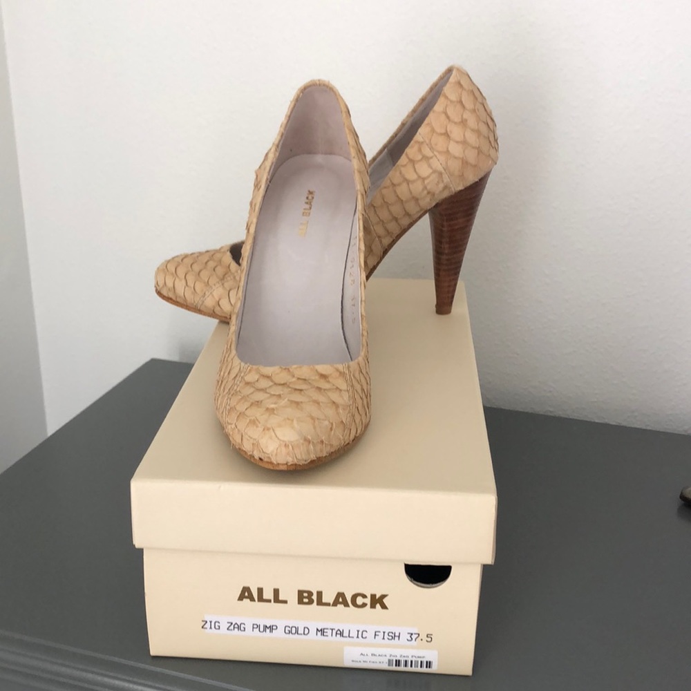 Heels by ALL BLACK zig zag fish pattern - gold metallic